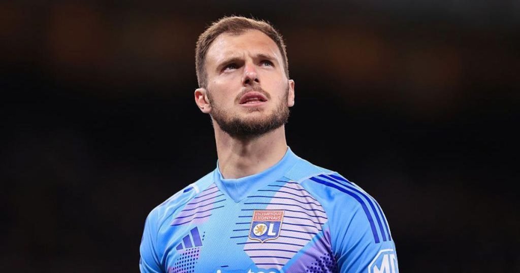 เส้นทางค้าแข้ง ลูคัส เพอร์รี่